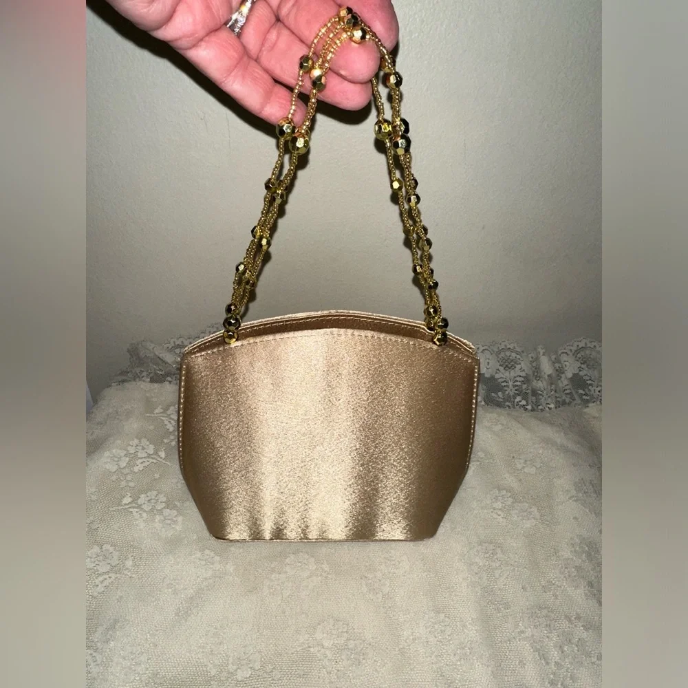 N/A elegant gold
